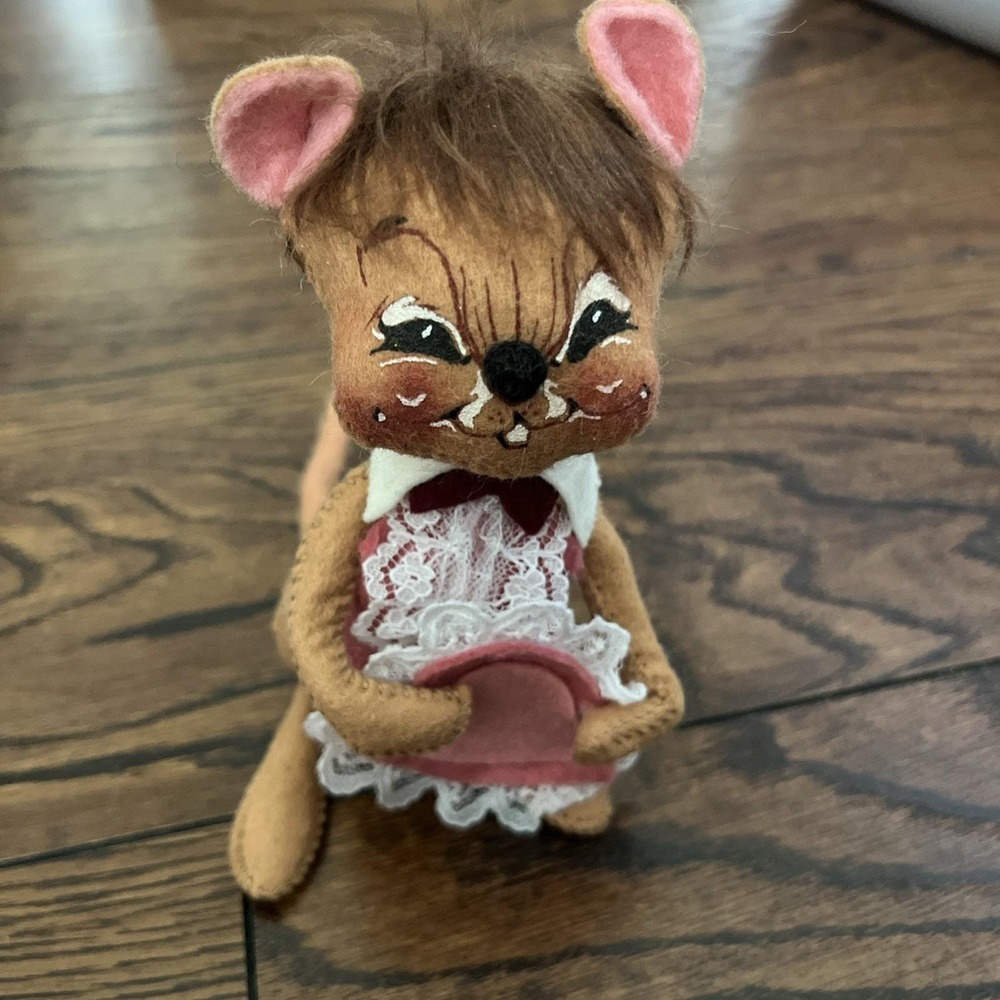 Vintage '91 ANNALEE Valentine's Day Brown Girl Mouse w/Heart 6" MADE IN USA